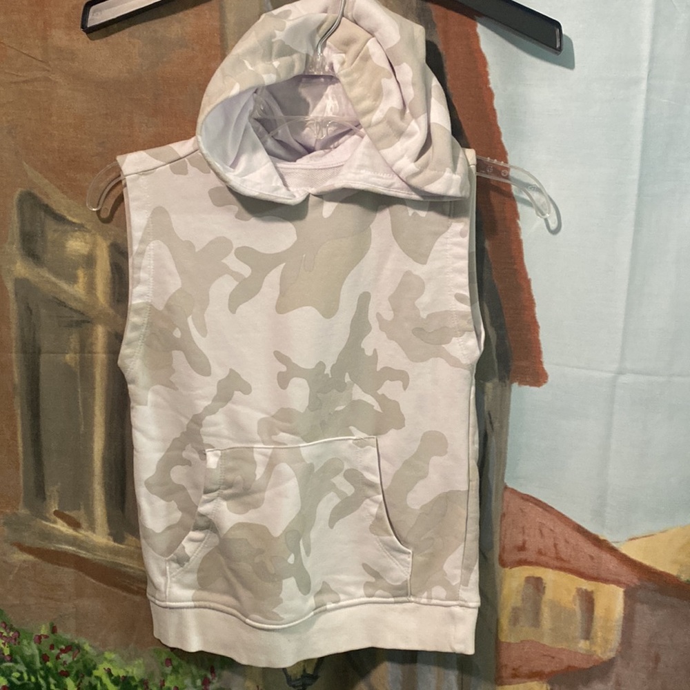 White camouflage sleeveless hoodie